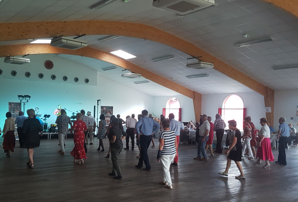 Thés dansants - Mois de novembre 2021 Thés dansants - Personnes dans la salle de réception